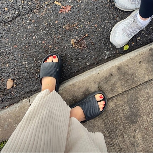 Shoes - 2/$30 ⭐️ Super Cushiony Black Slides